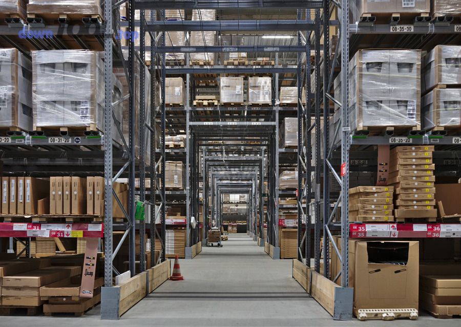 Kho hàng - minh họa nhu cầu quản lý tồn kho khi lựa chọn phần mềm bán hàng cho doanh nghiệp nhỏ