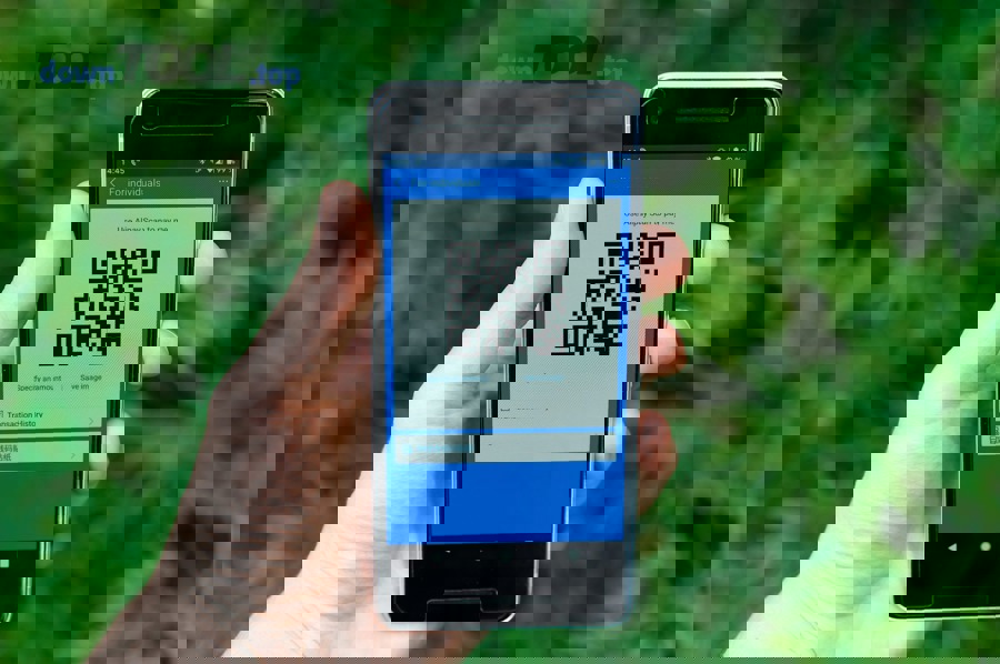 Điện thoại hiển thị mã, minh họa vận hành kho bằng thiết bị di động