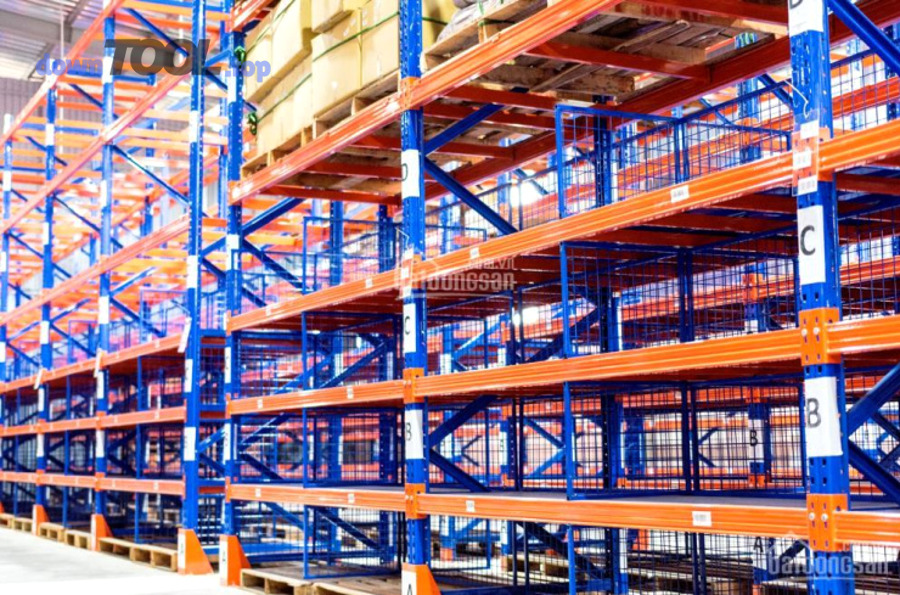 Nhân sự kho thực hiện kiểm kê cuốn chiếu (cycle count) với thiết bị quét