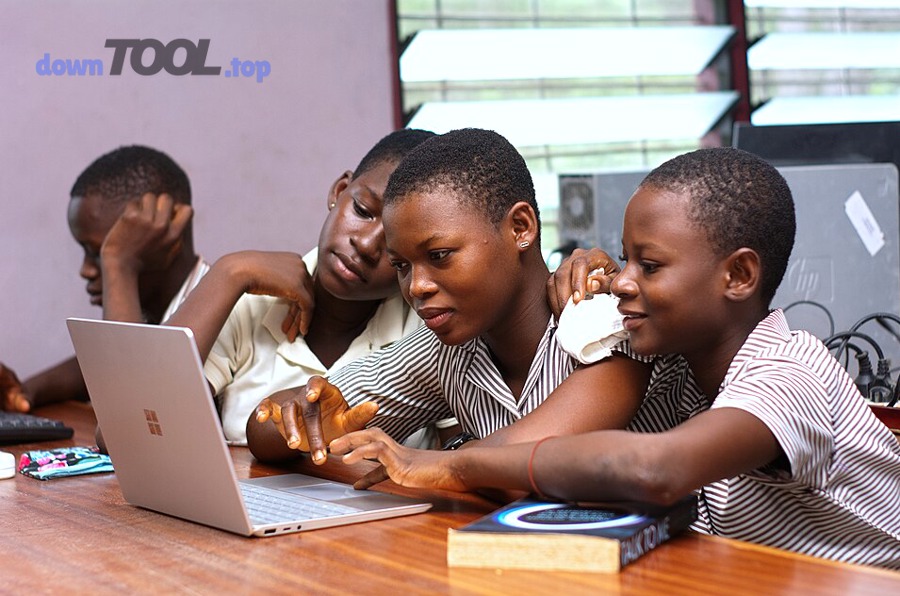 Học viên sử dụng laptop trong bối cảnh học tập số và triển khai LMS