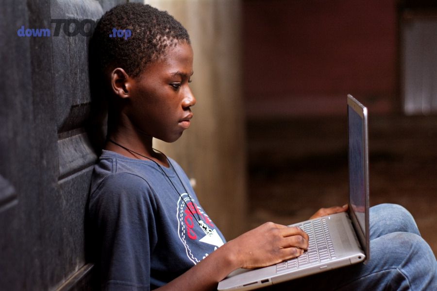 Bé học trên laptop tại nhà - bối cảnh chọn phần mềm học trực tuyến cho trẻ em