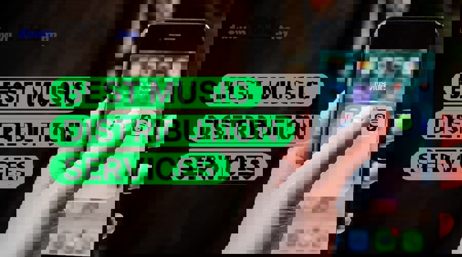 Bản phác thảo ý tưởng logo và quá trình thiết kế trên bàn làm việc