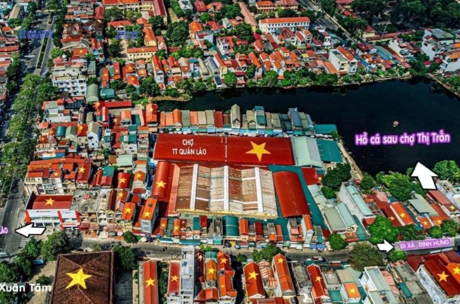 Giao diện thiết kế nội dung mạng xã hội trên laptop với template và layer