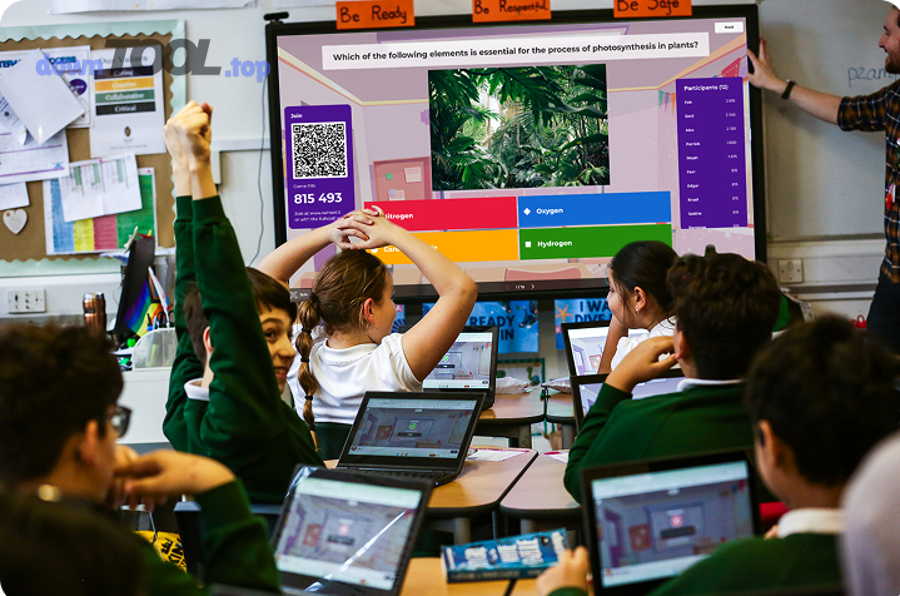 Giáo viên và học sinh sử dụng nền tảng học trực tuyến trong lớp học số