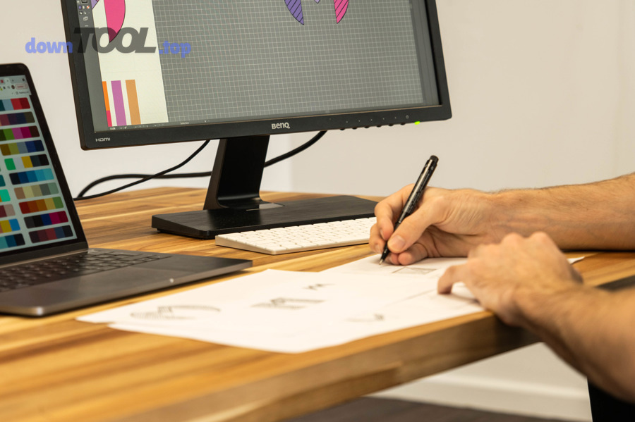 Phác thảo ý tưởng logo bằng giấy bút trước khi thiết kế số