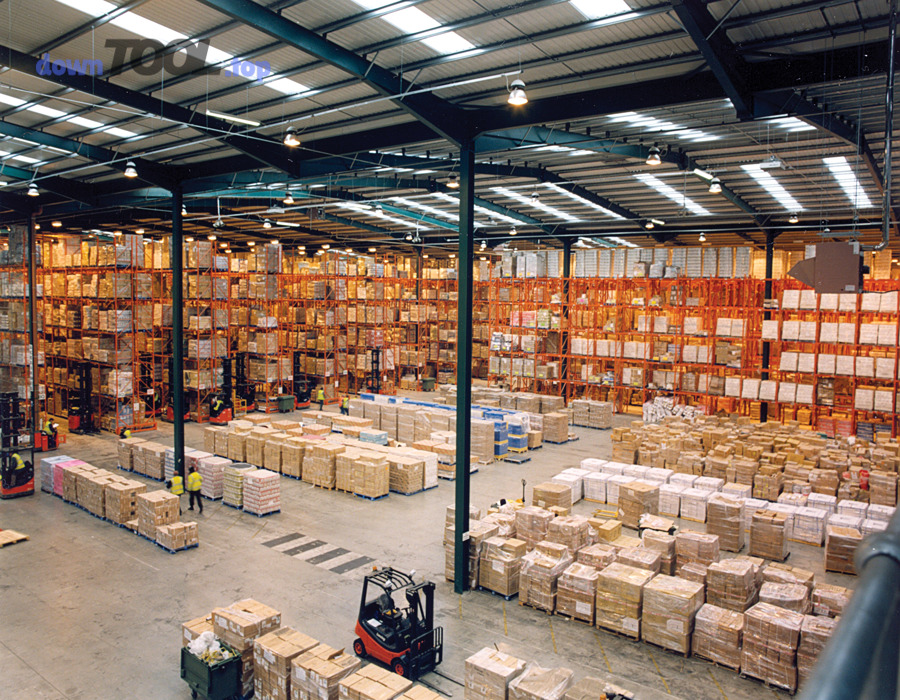 Kho hàng hiện đại với kệ pallet - bối cảnh vận hành WMS và quản lý tồn kho theo vị trí