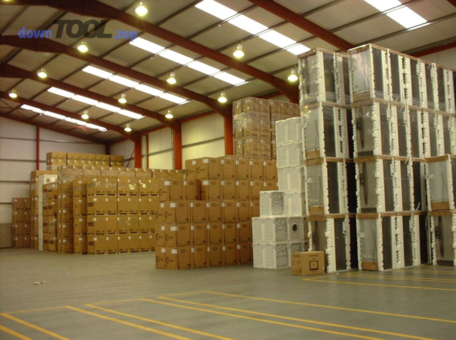 Nhân viên kho quét mã vạch - minh họa cho vận hành WMS