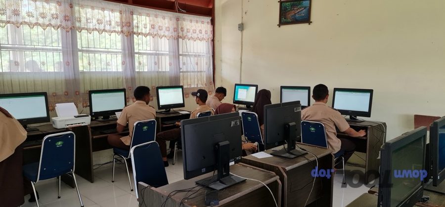 Học sinh học tin học và sử dụng máy tính trong môi trường học tập