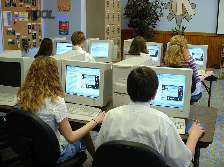 Học sinh làm bài kiểm tra trên máy tính trong lớp học