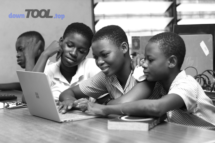 Nhóm học sinh dùng laptop - bối cảnh lớp học trực tuyến và so sánh Moodle với Google Classroom