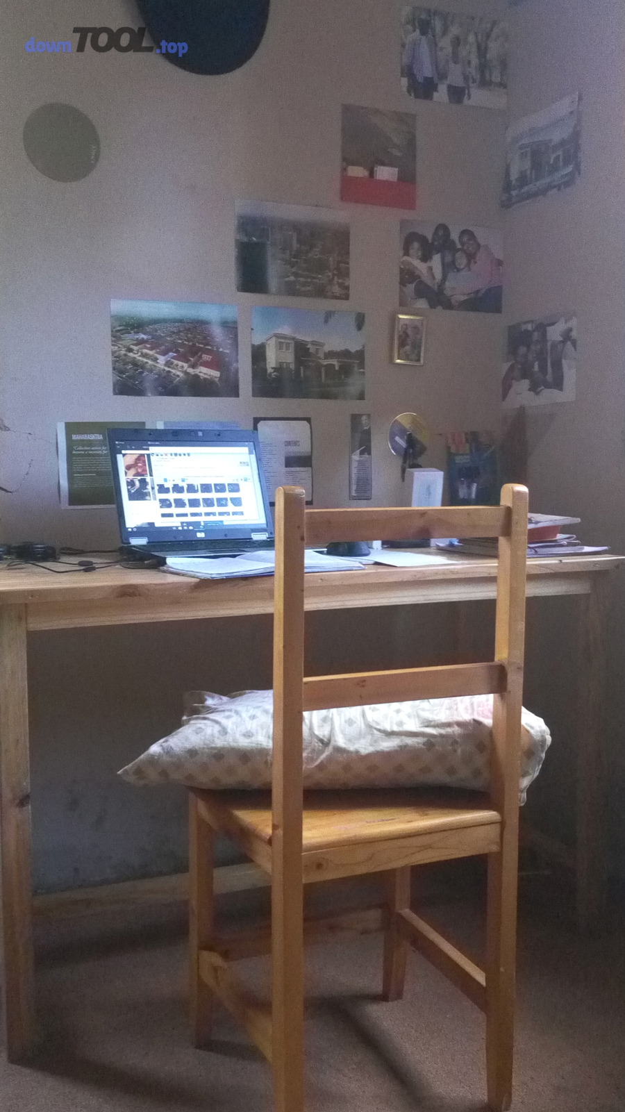 Người học dùng điện thoại để học tiếng Anh theo bài ngắn mỗi ngày