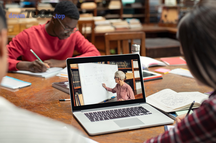Người học sử dụng laptop để học trực tuyến, gợi ý bối cảnh tự học tiếng Anh miễn phí tại nhà