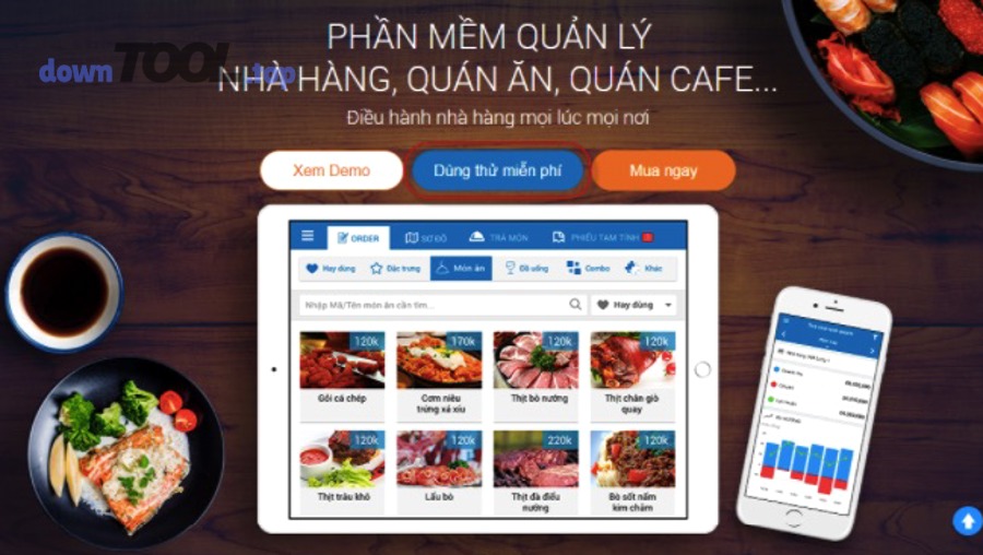 Chủ quán xem dữ liệu bán hàng trên máy tính bảng (POS) trong quán cafe